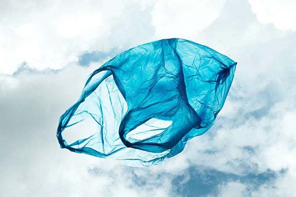 bolsa plastico azul flotando en el cielo